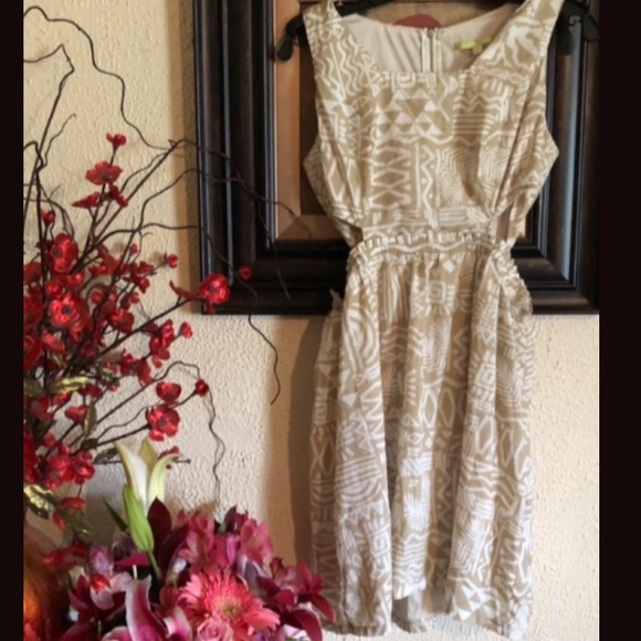 Gianni Bini Dresses & Skirts - NWOT Gianni Bini Sz M tribal cut out dress